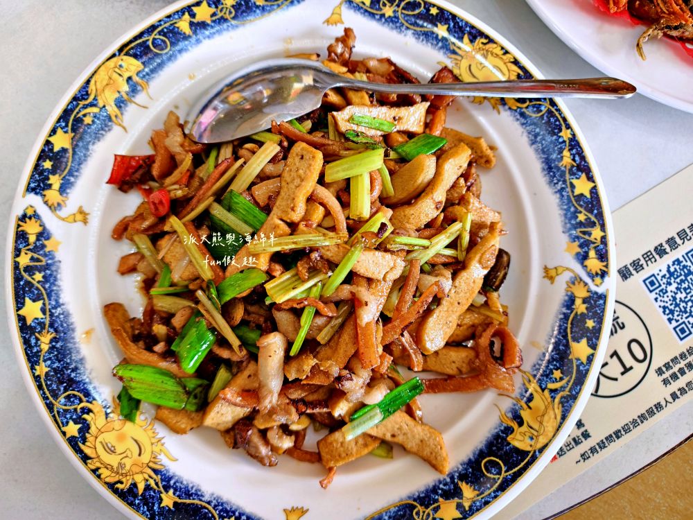 瞭望台土雞城｜屏東三地門景觀合菜餐廳，親民價格就能享受道地山產，推薦招牌爐烤脆皮桶仔雞香氣撲鼻超誘人！還有各種原住民風味料理&過年外帶年菜組合～Google評價4.8顆星!