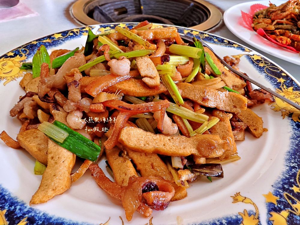 瞭望台土雞城｜屏東三地門景觀合菜餐廳，親民價格就能享受道地山產，推薦招牌爐烤脆皮桶仔雞香氣撲鼻超誘人！還有各種原住民風味料理&過年外帶年菜組合～Google評價4.8顆星!