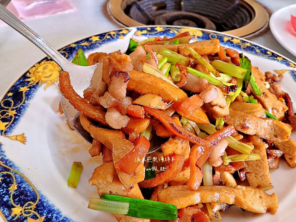 瞭望台土雞城｜屏東三地門景觀合菜餐廳，親民價格就能享受道地山產，推薦招牌爐烤脆皮桶仔雞香氣撲鼻超誘人！還有各種原住民風味料理&過年外帶年菜組合～Google評價4.8顆星!