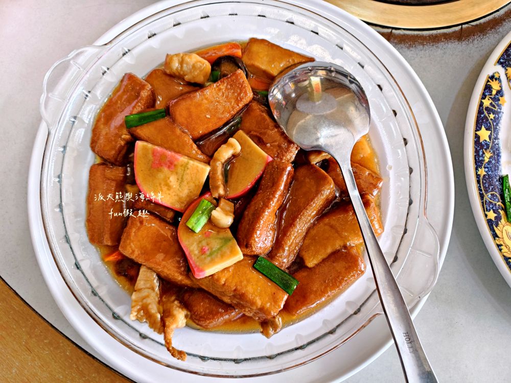 瞭望台土雞城｜屏東三地門景觀合菜餐廳，親民價格就能享受道地山產，推薦招牌爐烤脆皮桶仔雞香氣撲鼻超誘人！還有各種原住民風味料理&過年外帶年菜組合～Google評價4.8顆星!