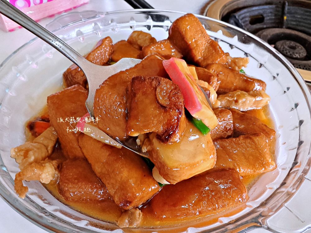 瞭望台土雞城｜屏東三地門景觀合菜餐廳，親民價格就能享受道地山產，推薦招牌爐烤脆皮桶仔雞香氣撲鼻超誘人！還有各種原住民風味料理&過年外帶年菜組合～Google評價4.8顆星!