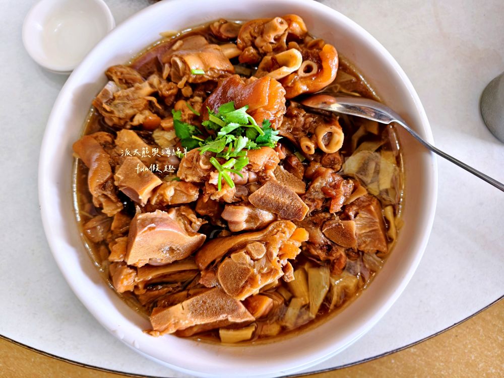 瞭望台土雞城｜屏東三地門景觀合菜餐廳，親民價格就能享受道地山產，推薦招牌爐烤脆皮桶仔雞香氣撲鼻超誘人！還有各種原住民風味料理&過年外帶年菜組合～Google評價4.8顆星!