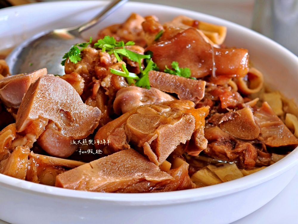 瞭望台土雞城｜屏東三地門景觀合菜餐廳，親民價格就能享受道地山產，推薦招牌爐烤脆皮桶仔雞香氣撲鼻超誘人！還有各種原住民風味料理&過年外帶年菜組合～Google評價4.8顆星!