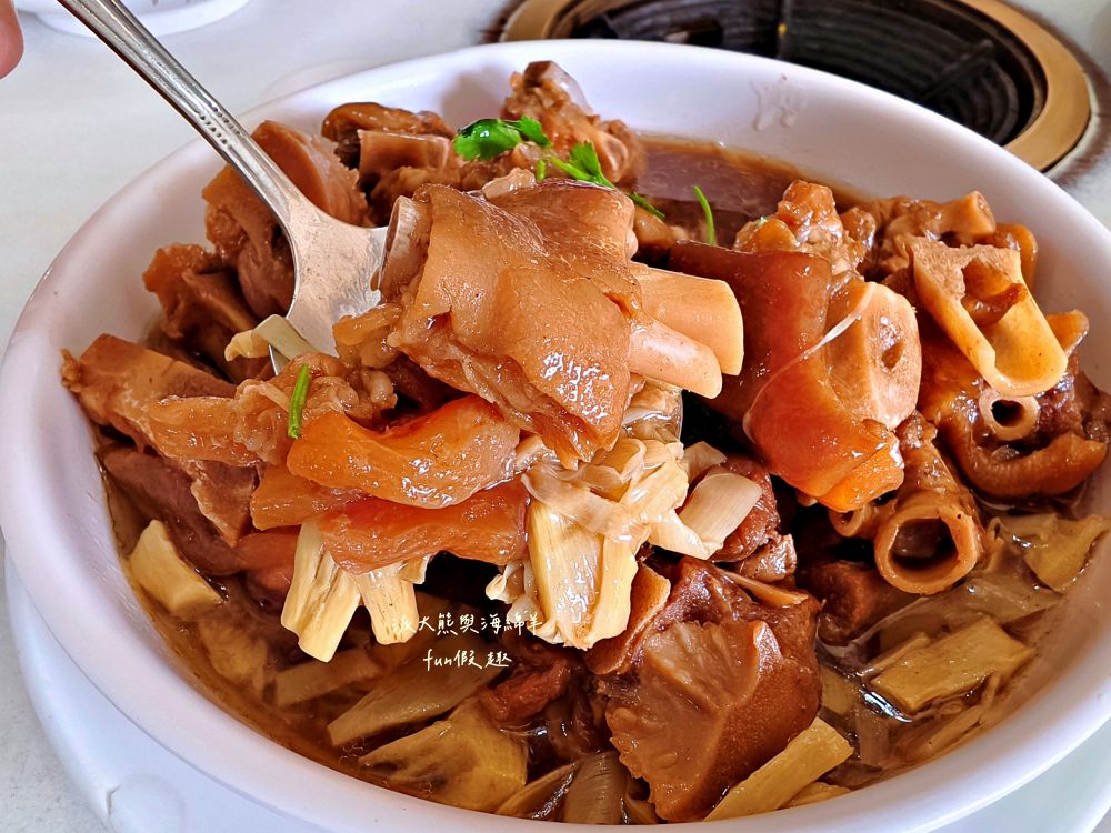 瞭望台土雞城｜屏東三地門景觀合菜餐廳，親民價格就能享受道地山產，推薦招牌爐烤脆皮桶仔雞香氣撲鼻超誘人！還有各種原住民風味料理&過年外帶年菜組合～Google評價4.8顆星!