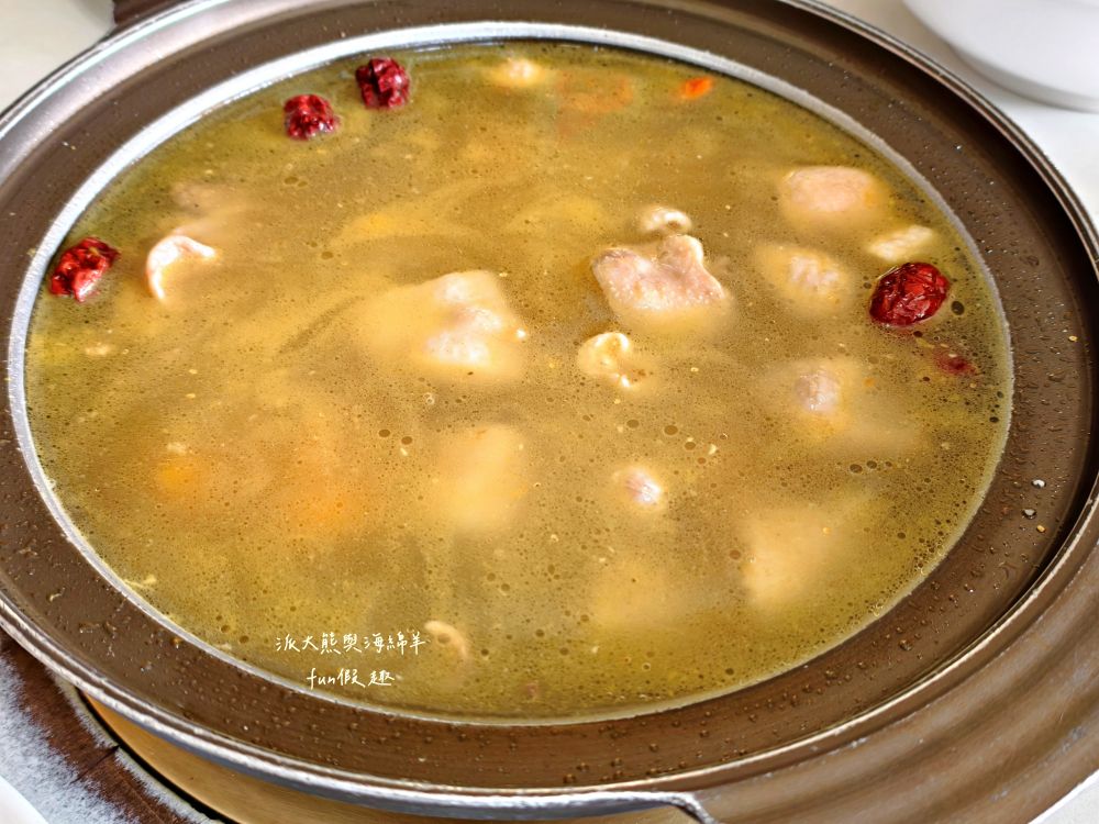 瞭望台土雞城｜屏東三地門景觀合菜餐廳，親民價格就能享受道地山產，推薦招牌爐烤脆皮桶仔雞香氣撲鼻超誘人！還有各種原住民風味料理&過年外帶年菜組合～Google評價4.8顆星!