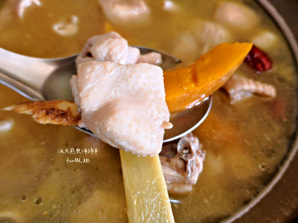 瞭望台土雞城｜屏東三地門景觀合菜餐廳，親民價格就能享受道地山產，推薦招牌爐烤脆皮桶仔雞香氣撲鼻超誘人！還有各種原住民風味料理&過年外帶年菜組合～Google評價4.8顆星!