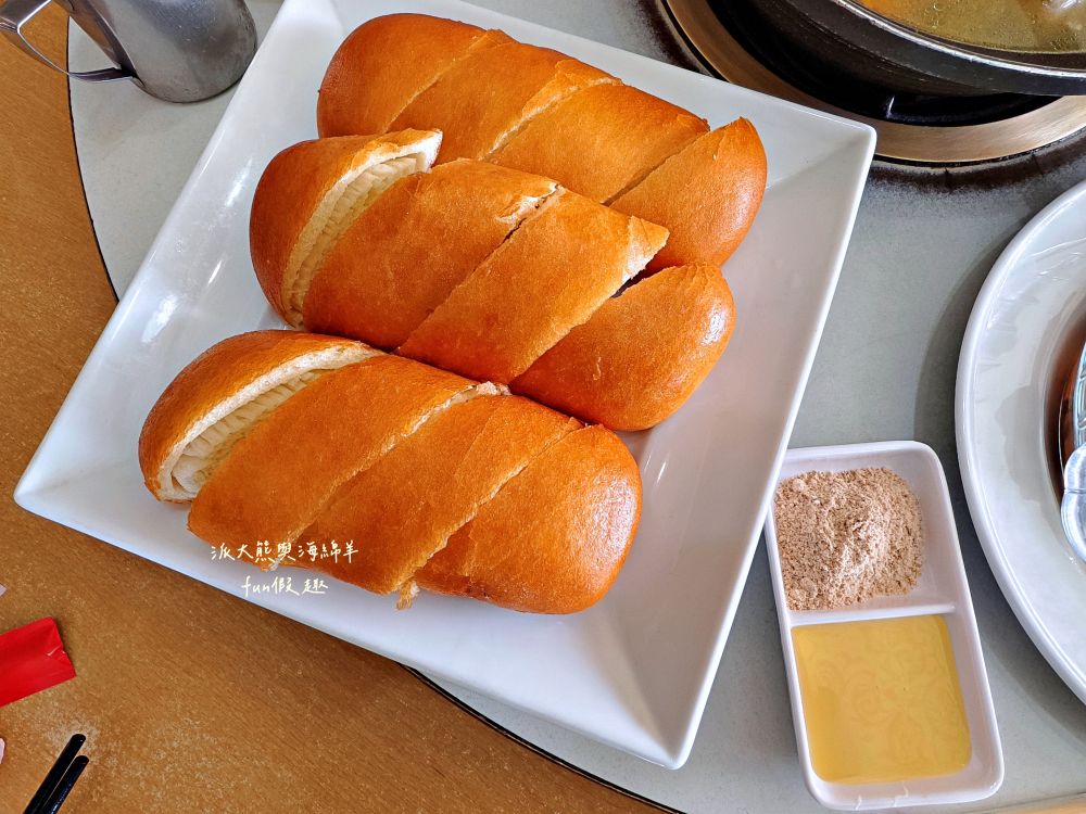 瞭望台土雞城｜屏東三地門景觀合菜餐廳，親民價格就能享受道地山產，推薦招牌爐烤脆皮桶仔雞香氣撲鼻超誘人！還有各種原住民風味料理&過年外帶年菜組合～Google評價4.8顆星!