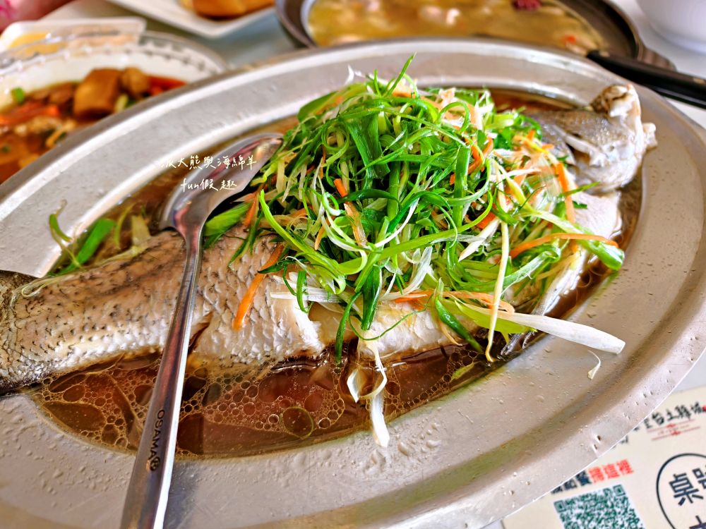 瞭望台土雞城｜屏東三地門景觀合菜餐廳，親民價格就能享受道地山產，推薦招牌爐烤脆皮桶仔雞香氣撲鼻超誘人！還有各種原住民風味料理&過年外帶年菜組合～Google評價4.8顆星!