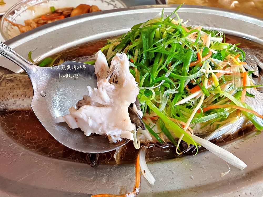 瞭望台土雞城｜屏東三地門景觀合菜餐廳，親民價格就能享受道地山產，推薦招牌爐烤脆皮桶仔雞香氣撲鼻超誘人！還有各種原住民風味料理&過年外帶年菜組合～Google評價4.8顆星!