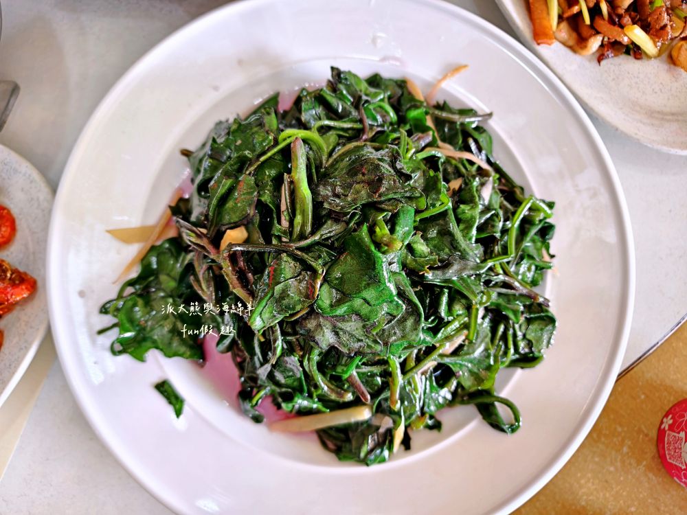 瞭望台土雞城｜屏東三地門景觀合菜餐廳，親民價格就能享受道地山產，推薦招牌爐烤脆皮桶仔雞香氣撲鼻超誘人！還有各種原住民風味料理&過年外帶年菜組合～Google評價4.8顆星!