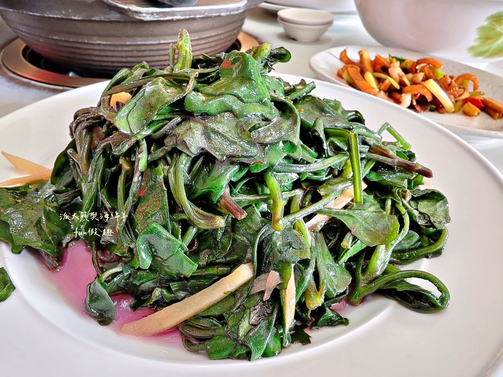 瞭望台土雞城｜屏東三地門景觀合菜餐廳，親民價格就能享受道地山產，推薦招牌爐烤脆皮桶仔雞香氣撲鼻超誘人！還有各種原住民風味料理&過年外帶年菜組合～Google評價4.8顆星!