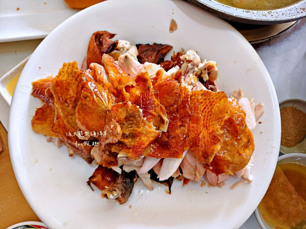 瞭望台土雞城｜屏東三地門景觀合菜餐廳，親民價格就能享受道地山產，推薦招牌爐烤脆皮桶仔雞香氣撲鼻超誘人！還有各種原住民風味料理&過年外帶年菜組合～Google評價4.8顆星!