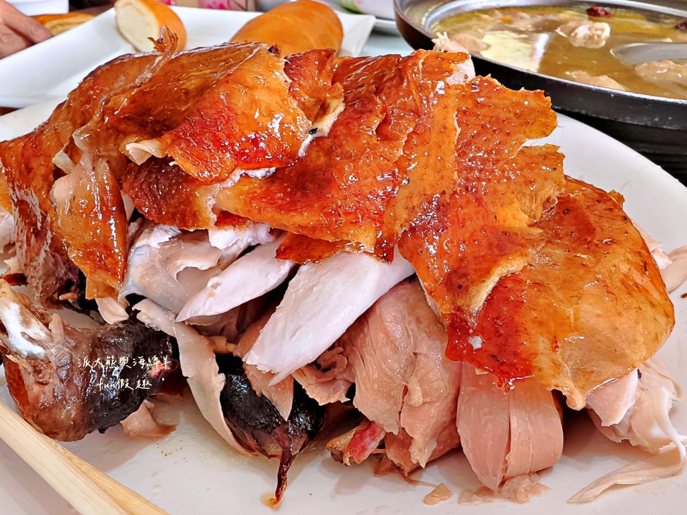 瞭望台土雞城｜屏東三地門景觀合菜餐廳，親民價格就能享受道地山產，推薦招牌爐烤脆皮桶仔雞香氣撲鼻超誘人！還有各種原住民風味料理&過年外帶年菜組合～Google評價4.8顆星!