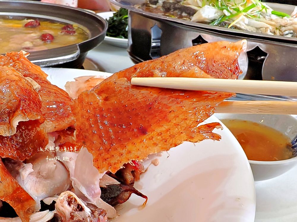 瞭望台土雞城｜屏東三地門景觀合菜餐廳，親民價格就能享受道地山產，推薦招牌爐烤脆皮桶仔雞香氣撲鼻超誘人！還有各種原住民風味料理&過年外帶年菜組合～Google評價4.8顆星!