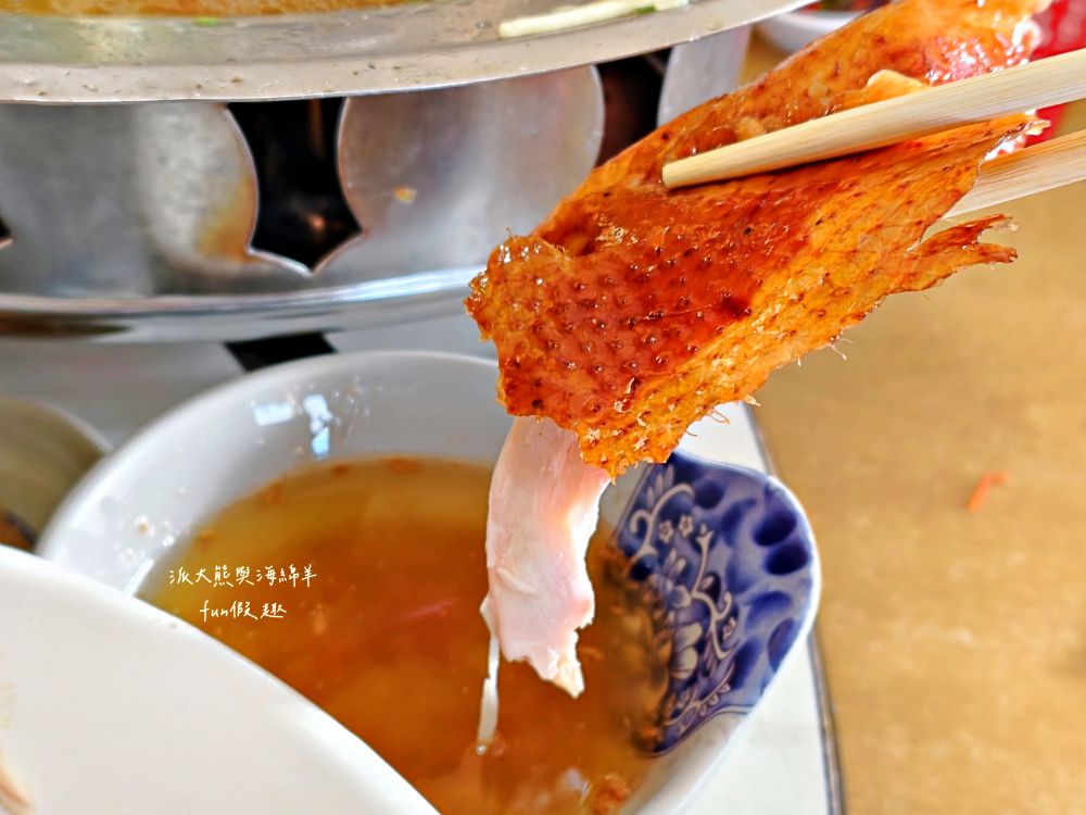 瞭望台土雞城｜屏東三地門景觀合菜餐廳，親民價格就能享受道地山產，推薦招牌爐烤脆皮桶仔雞香氣撲鼻超誘人！還有各種原住民風味料理&過年外帶年菜組合～Google評價4.8顆星!