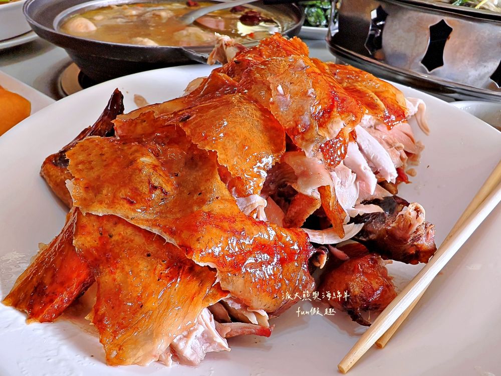 瞭望台土雞城｜屏東三地門景觀合菜餐廳，親民價格就能享受道地山產，推薦招牌爐烤脆皮桶仔雞香氣撲鼻超誘人！還有各種原住民風味料理&過年外帶年菜組合～Google評價4.8顆星!