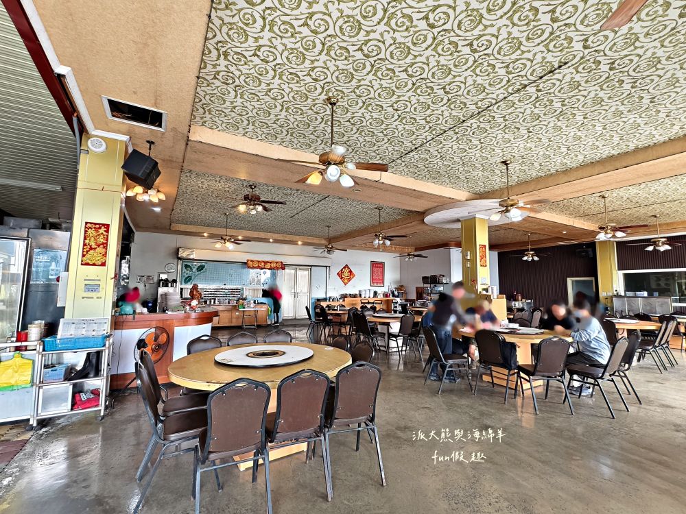 瞭望台土雞城｜屏東三地門景觀合菜餐廳，親民價格就能享受道地山產，推薦招牌爐烤脆皮桶仔雞香氣撲鼻超誘人！還有各種原住民風味料理&過年外帶年菜組合～Google評價4.8顆星!