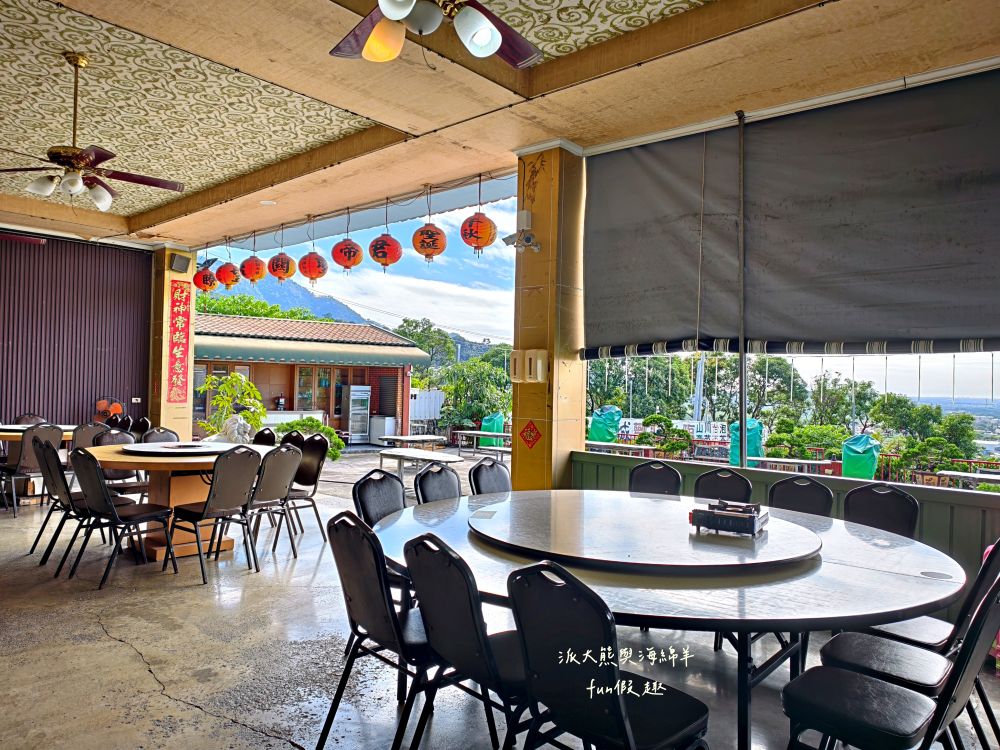 瞭望台土雞城｜屏東三地門景觀合菜餐廳，親民價格就能享受道地山產，推薦招牌爐烤脆皮桶仔雞香氣撲鼻超誘人！還有各種原住民風味料理&過年外帶年菜組合～Google評價4.8顆星!