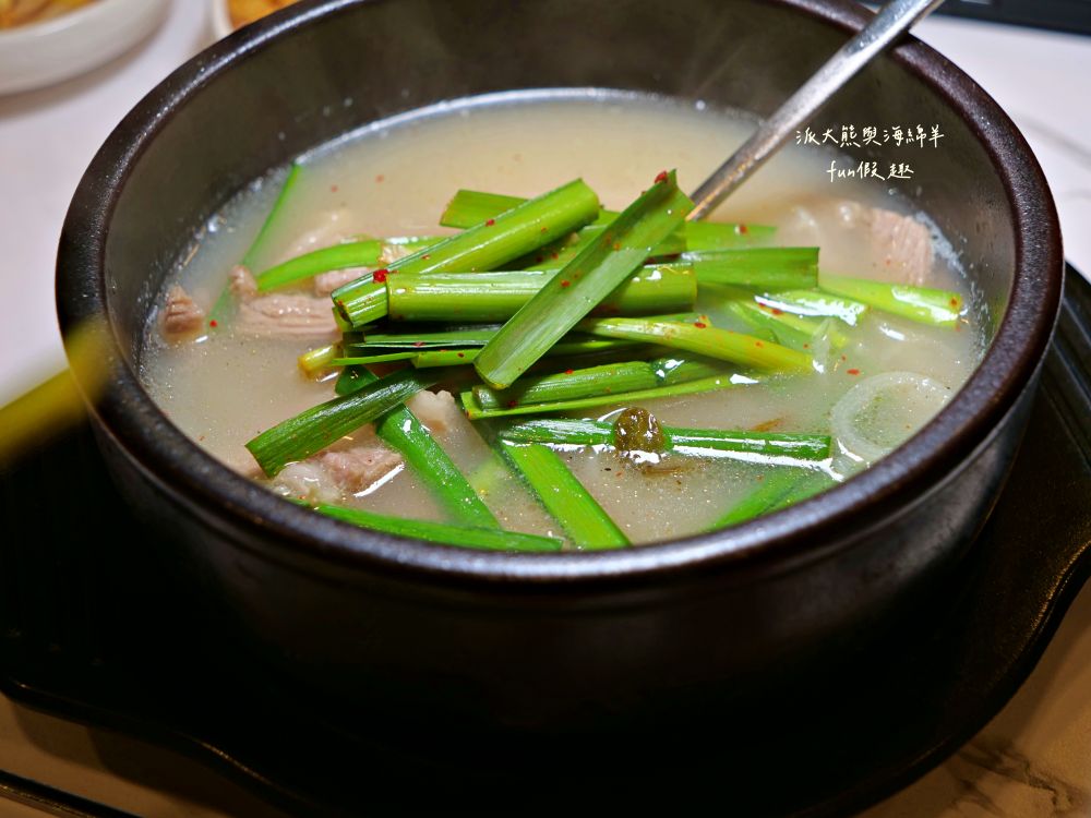 大乘金韓國料理｜草屯高人氣韓風平價餐廳，富客中韓料理華麗轉身！氣氛很韓、服務很親、小菜好吃還能續，根本CP值天花板！大推烤五花肉＋釜山豬肉湯飯的完美組合～113年6月開幕