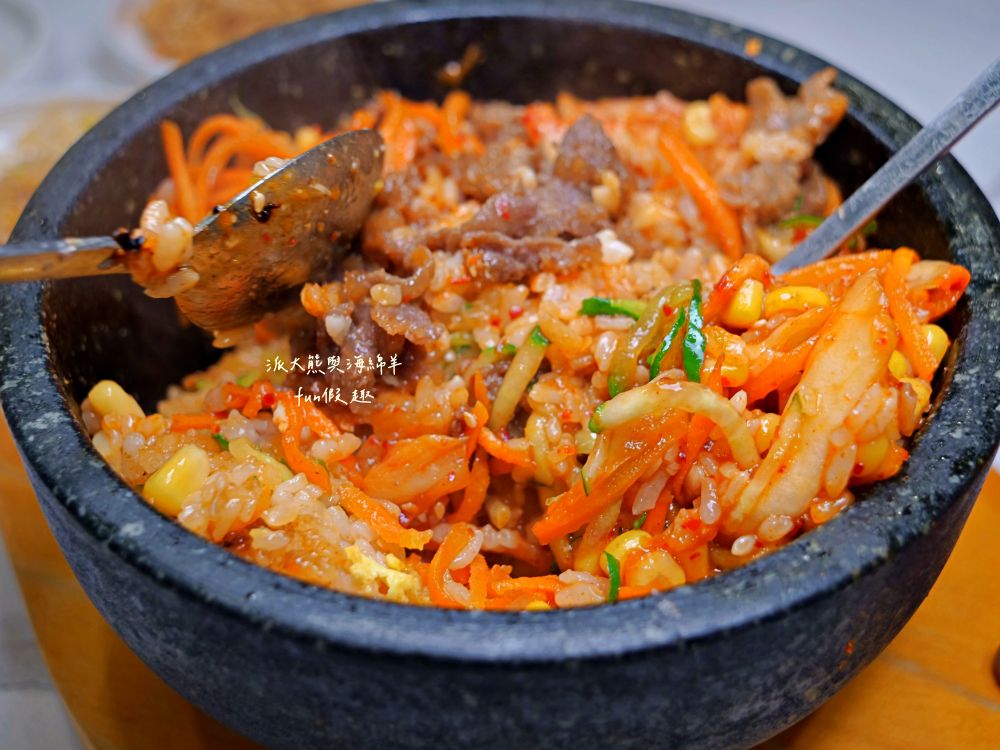 大乘金韓國料理｜草屯高人氣韓風平價餐廳，富客中韓料理華麗轉身！氣氛很韓、服務很親、小菜好吃還能續，根本CP值天花板！大推烤五花肉＋釜山豬肉湯飯的完美組合～113年6月開幕