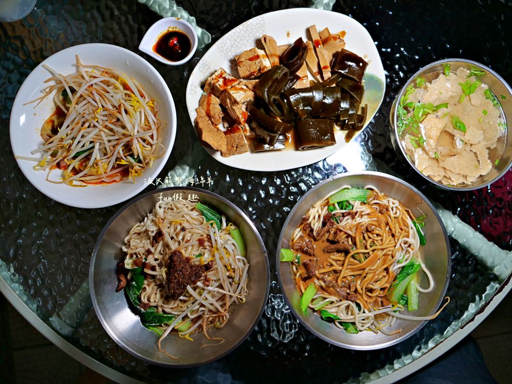 2025老山羊素食｜南投中興新村第一市場懷舊風素食麵館，麻醬香、沙茶辣、素魯飯超下飯，還有紅油抄手、滷味小菜、大補湯等，每種都是佛心銅板價，CP值爆表！