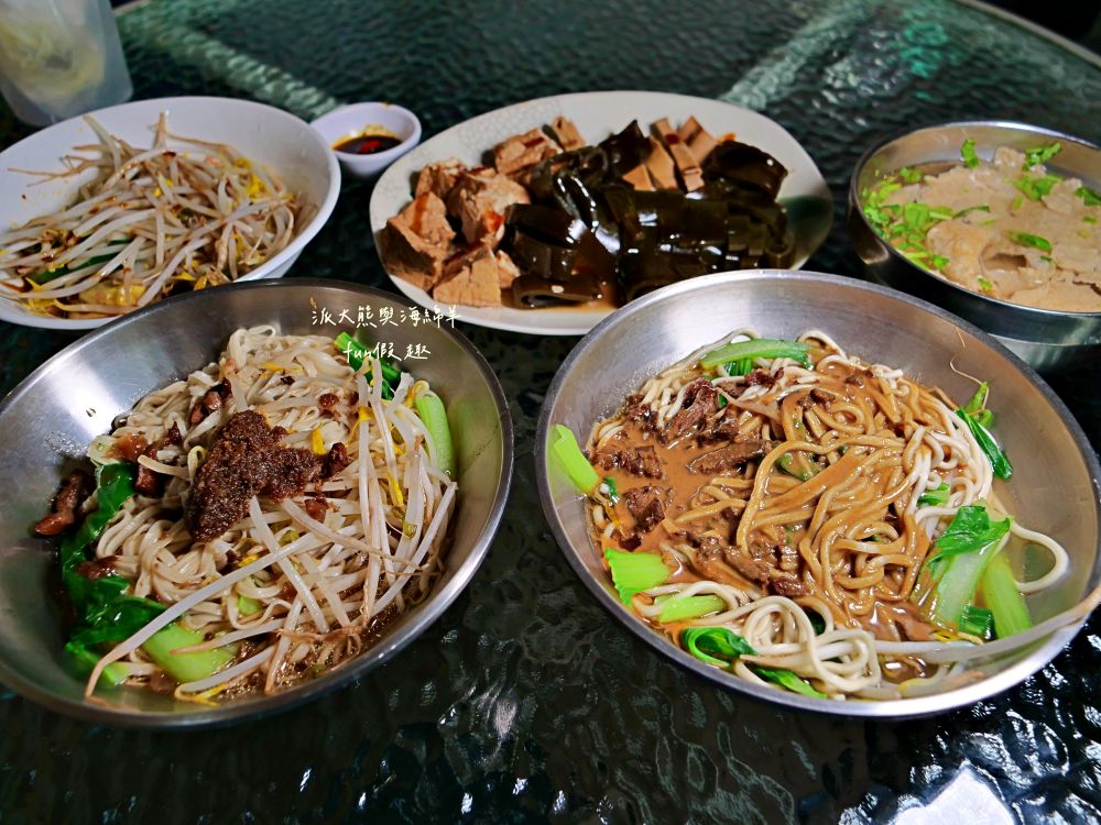 2025老山羊素食｜南投中興新村第一市場懷舊風素食麵館，麻醬香、沙茶辣、素魯飯超下飯，還有紅油抄手、滷味小菜、大補湯等，每種都是佛心銅板價，CP值爆表！