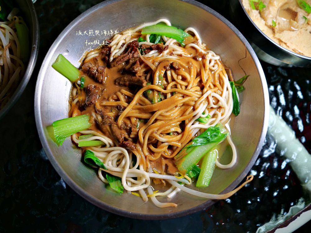 2025老山羊素食｜南投中興新村第一市場懷舊風素食麵館，麻醬香、沙茶辣、素魯飯超下飯，還有紅油抄手、滷味小菜、大補湯等，每種都是佛心銅板價，CP值爆表！