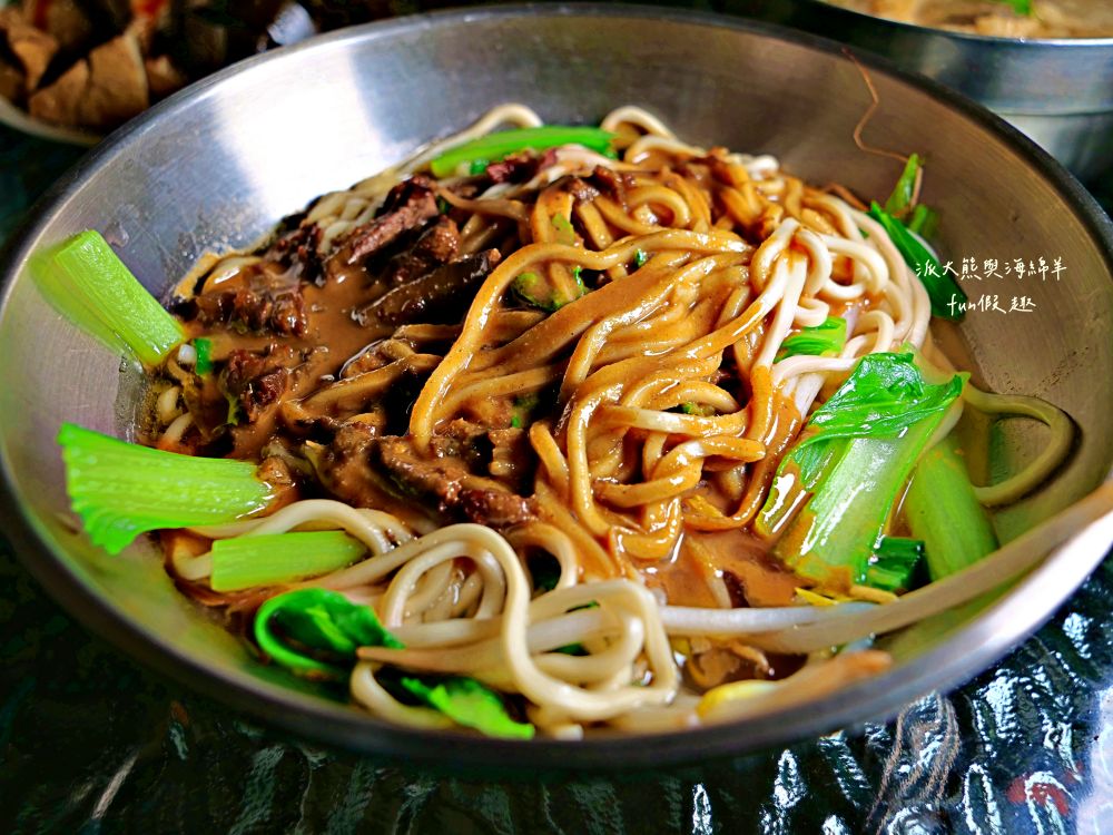 2025老山羊素食｜南投中興新村第一市場懷舊風素食麵館，麻醬香、沙茶辣、素魯飯超下飯，還有紅油抄手、滷味小菜、大補湯等，每種都是佛心銅板價，CP值爆表！