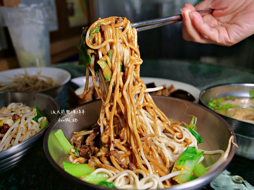2025老山羊素食｜南投中興新村第一市場懷舊風素食麵館，麻醬香、沙茶辣、素魯飯超下飯，還有紅油抄手、滷味小菜、大補湯等，每種都是佛心銅板價，CP值爆表！