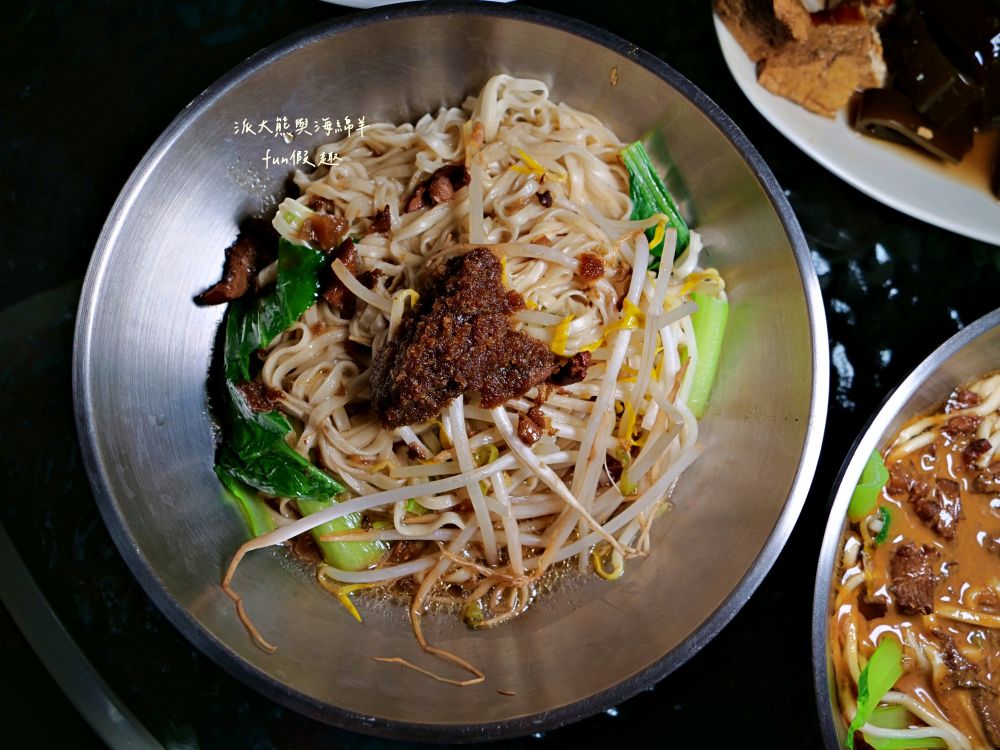 2025老山羊素食｜南投中興新村第一市場懷舊風素食麵館，麻醬香、沙茶辣、素魯飯超下飯，還有紅油抄手、滷味小菜、大補湯等，每種都是佛心銅板價，CP值爆表！