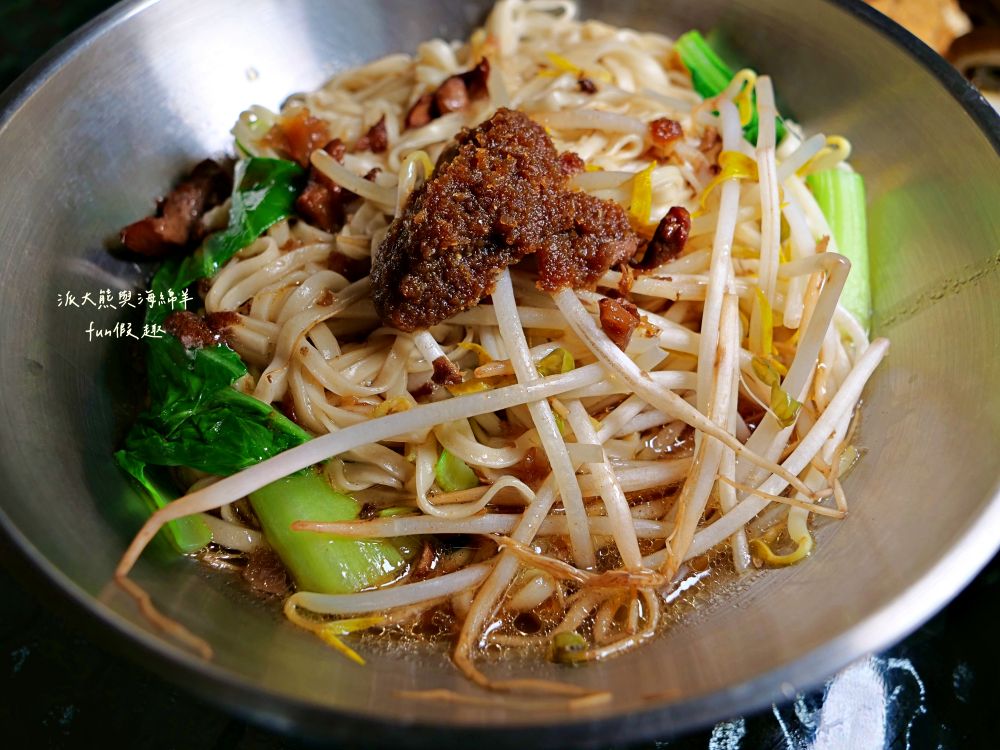 2025老山羊素食｜南投中興新村第一市場懷舊風素食麵館，麻醬香、沙茶辣、素魯飯超下飯，還有紅油抄手、滷味小菜、大補湯等，每種都是佛心銅板價，CP值爆表！