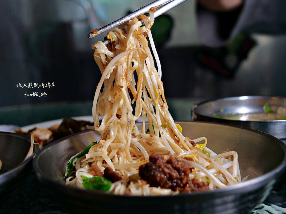 2025老山羊素食｜南投中興新村第一市場懷舊風素食麵館，麻醬香、沙茶辣、素魯飯超下飯，還有紅油抄手、滷味小菜、大補湯等，每種都是佛心銅板價，CP值爆表！