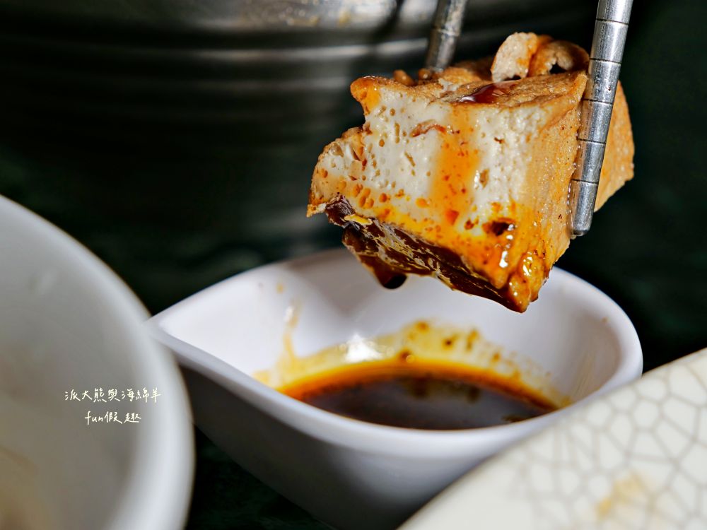 2025老山羊素食｜南投中興新村第一市場懷舊風素食麵館，麻醬香、沙茶辣、素魯飯超下飯，還有紅油抄手、滷味小菜、大補湯等，每種都是佛心銅板價，CP值爆表！