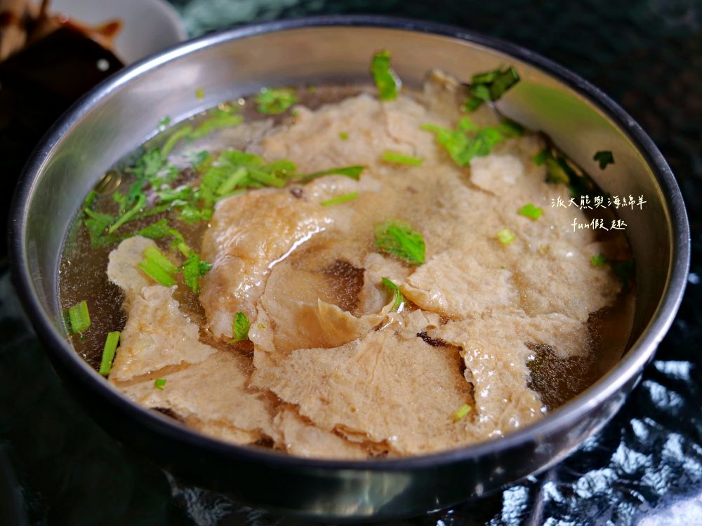 2025老山羊素食｜南投中興新村第一市場懷舊風素食麵館，麻醬香、沙茶辣、素魯飯超下飯，還有紅油抄手、滷味小菜、大補湯等，每種都是佛心銅板價，CP值爆表！