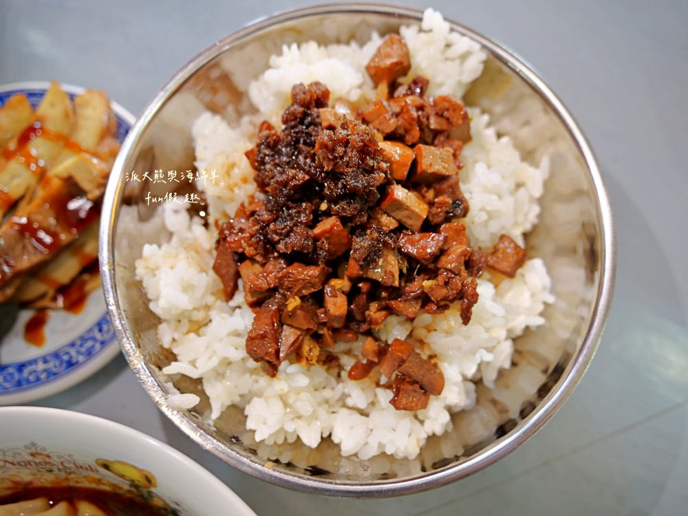 2025老山羊素食｜南投中興新村第一市場懷舊風素食麵館，麻醬香、沙茶辣、素魯飯超下飯，還有紅油抄手、滷味小菜、大補湯等，每種都是佛心銅板價，CP值爆表！