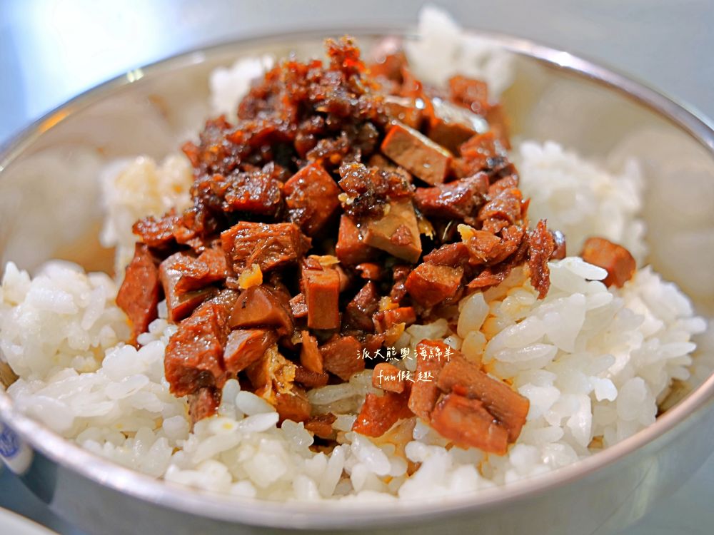 2025老山羊素食｜南投中興新村第一市場懷舊風素食麵館，麻醬香、沙茶辣、素魯飯超下飯，還有紅油抄手、滷味小菜、大補湯等，每種都是佛心銅板價，CP值爆表！