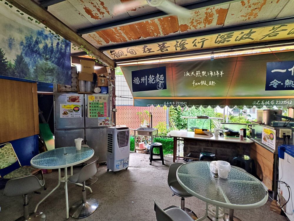 2025老山羊素食｜南投中興新村第一市場懷舊風素食麵館，麻醬香、沙茶辣、素魯飯超下飯，還有紅油抄手、滷味小菜、大補湯等，每種都是佛心銅板價，CP值爆表！