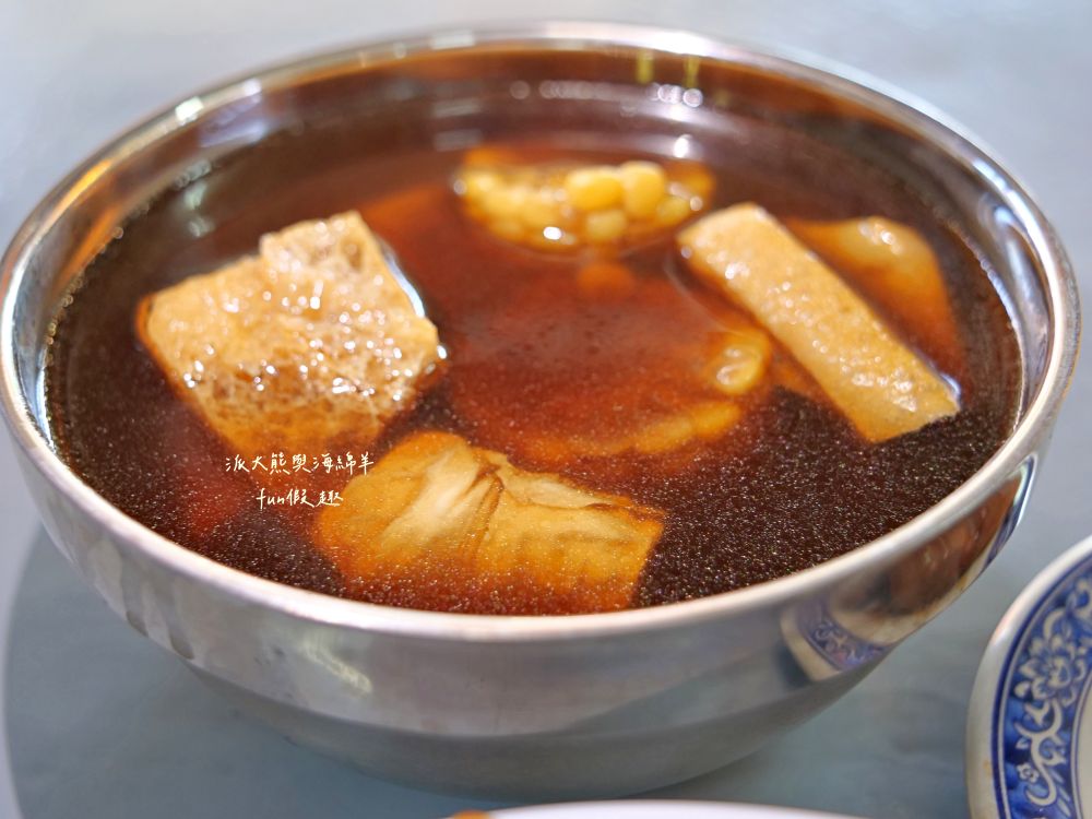 2025老山羊素食｜南投中興新村第一市場懷舊風素食麵館，麻醬香、沙茶辣、素魯飯超下飯，還有紅油抄手、滷味小菜、大補湯等，每種都是佛心銅板價，CP值爆表！