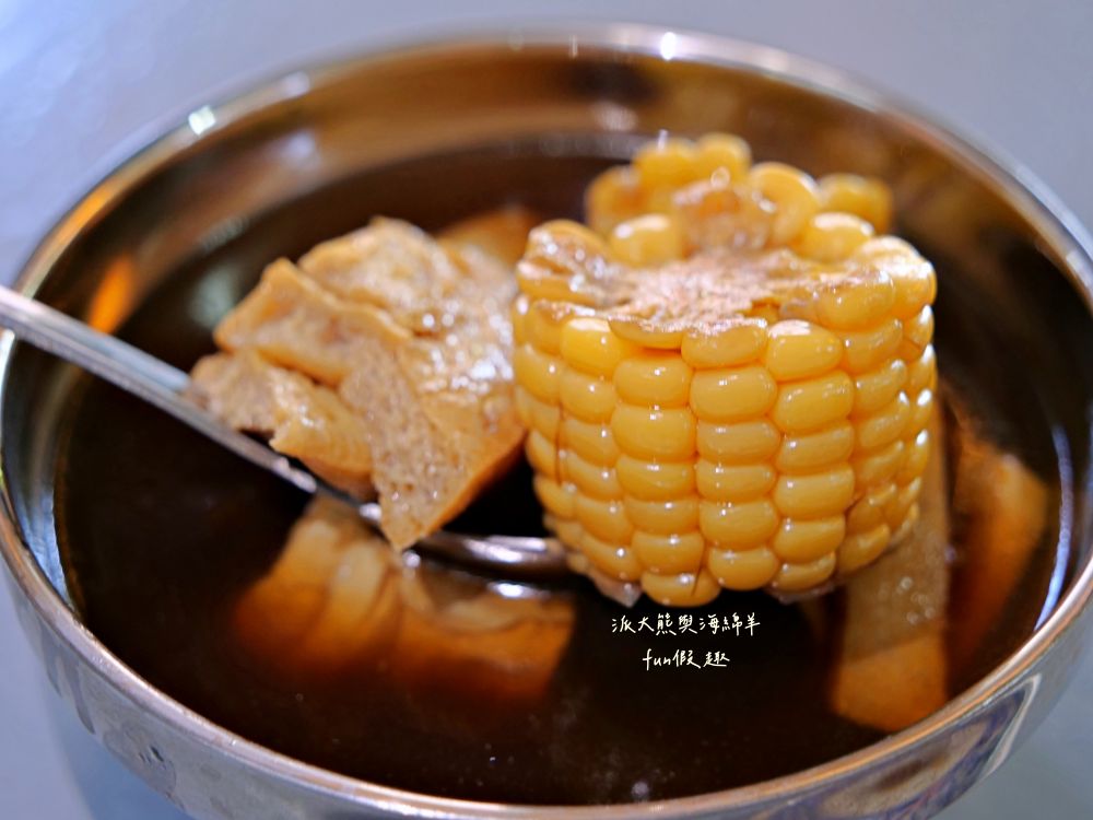 2025老山羊素食｜南投中興新村第一市場懷舊風素食麵館，麻醬香、沙茶辣、素魯飯超下飯，還有紅油抄手、滷味小菜、大補湯等，每種都是佛心銅板價，CP值爆表！