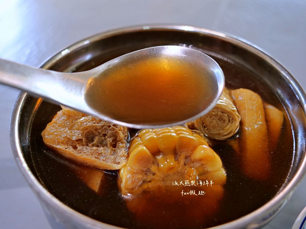 2025老山羊素食｜南投中興新村第一市場懷舊風素食麵館，麻醬香、沙茶辣、素魯飯超下飯，還有紅油抄手、滷味小菜、大補湯等，每種都是佛心銅板價，CP值爆表！