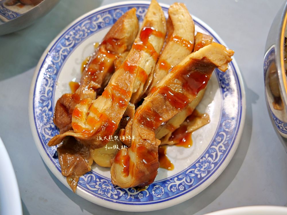 2025老山羊素食｜南投中興新村第一市場懷舊風素食麵館，麻醬香、沙茶辣、素魯飯超下飯，還有紅油抄手、滷味小菜、大補湯等，每種都是佛心銅板價，CP值爆表！