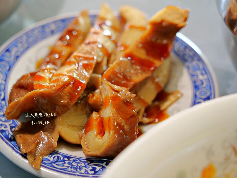 2025老山羊素食｜南投中興新村第一市場懷舊風素食麵館，麻醬香、沙茶辣、素魯飯超下飯，還有紅油抄手、滷味小菜、大補湯等，每種都是佛心銅板價，CP值爆表！