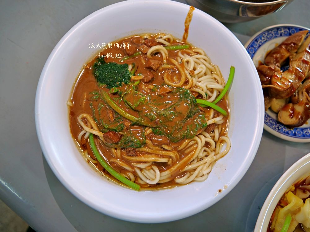 2025老山羊素食｜南投中興新村第一市場懷舊風素食麵館，麻醬香、沙茶辣、素魯飯超下飯，還有紅油抄手、滷味小菜、大補湯等，每種都是佛心銅板價，CP值爆表！