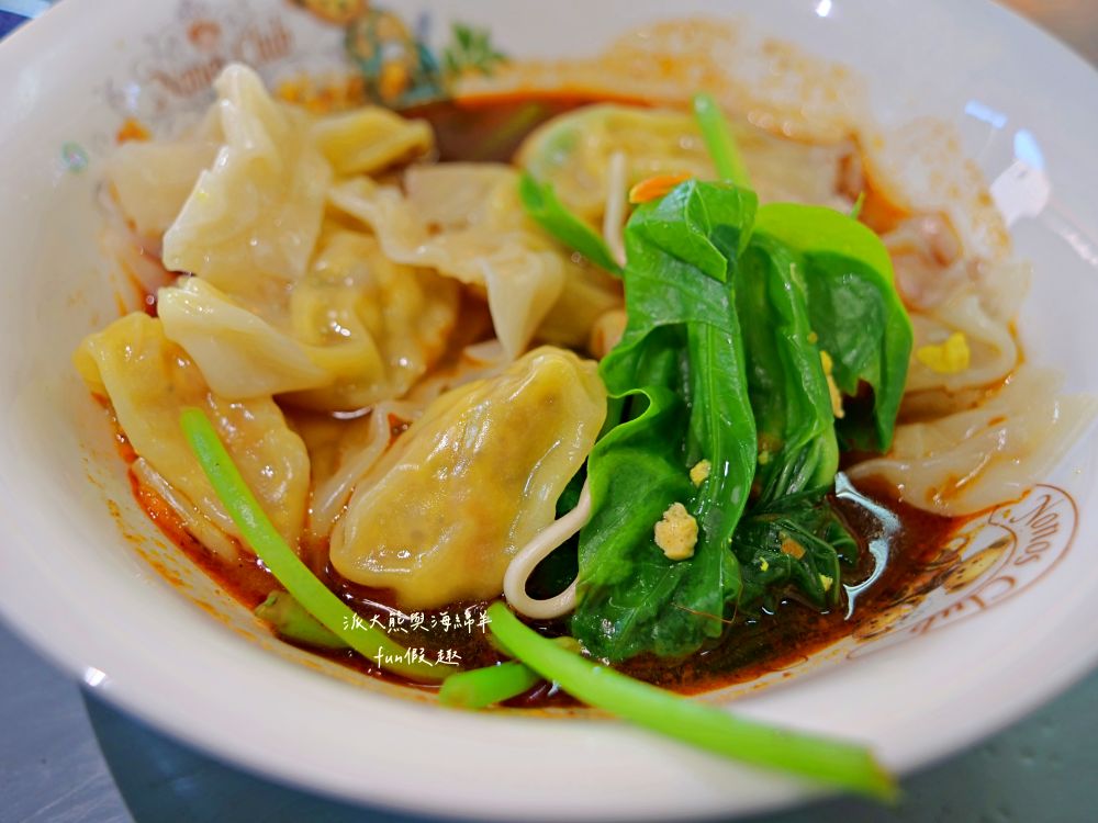 2025老山羊素食｜南投中興新村第一市場懷舊風素食麵館，麻醬香、沙茶辣、素魯飯超下飯，還有紅油抄手、滷味小菜、大補湯等，每種都是佛心銅板價，CP值爆表！