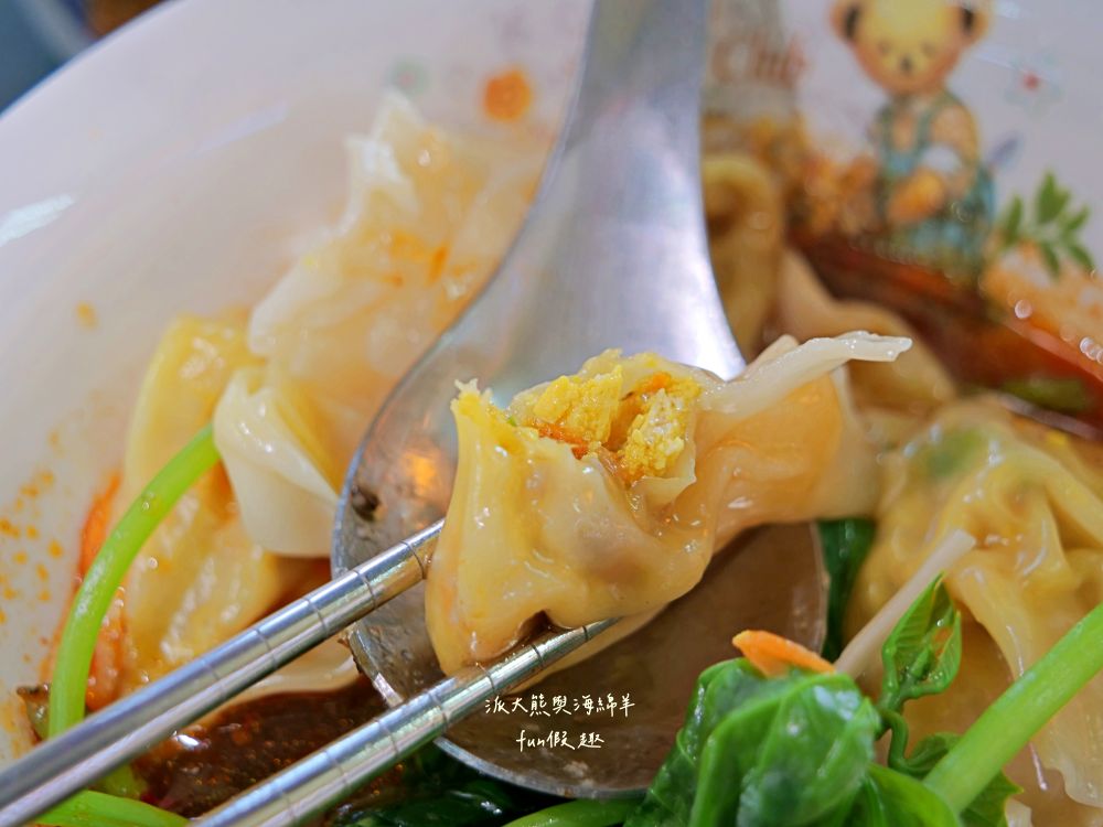 2025老山羊素食｜南投中興新村第一市場懷舊風素食麵館，麻醬香、沙茶辣、素魯飯超下飯，還有紅油抄手、滷味小菜、大補湯等，每種都是佛心銅板價，CP值爆表！