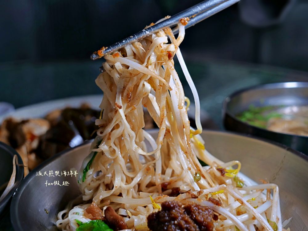 2025老山羊素食｜南投中興新村第一市場懷舊風素食麵館，麻醬香、沙茶辣、素魯飯超下飯，還有紅油抄手、滷味小菜、大補湯等，每種都是佛心銅板價，CP值爆表！