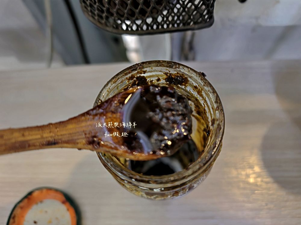 2025老山羊素食｜南投中興新村第一市場懷舊風素食麵館，麻醬香、沙茶辣、素魯飯超下飯，還有紅油抄手、滷味小菜、大補湯等，每種都是佛心銅板價，CP值爆表！
