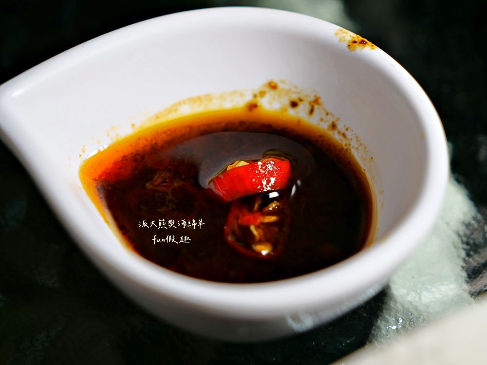 2025老山羊素食｜南投中興新村第一市場懷舊風素食麵館，麻醬香、沙茶辣、素魯飯超下飯，還有紅油抄手、滷味小菜、大補湯等，每種都是佛心銅板價，CP值爆表！