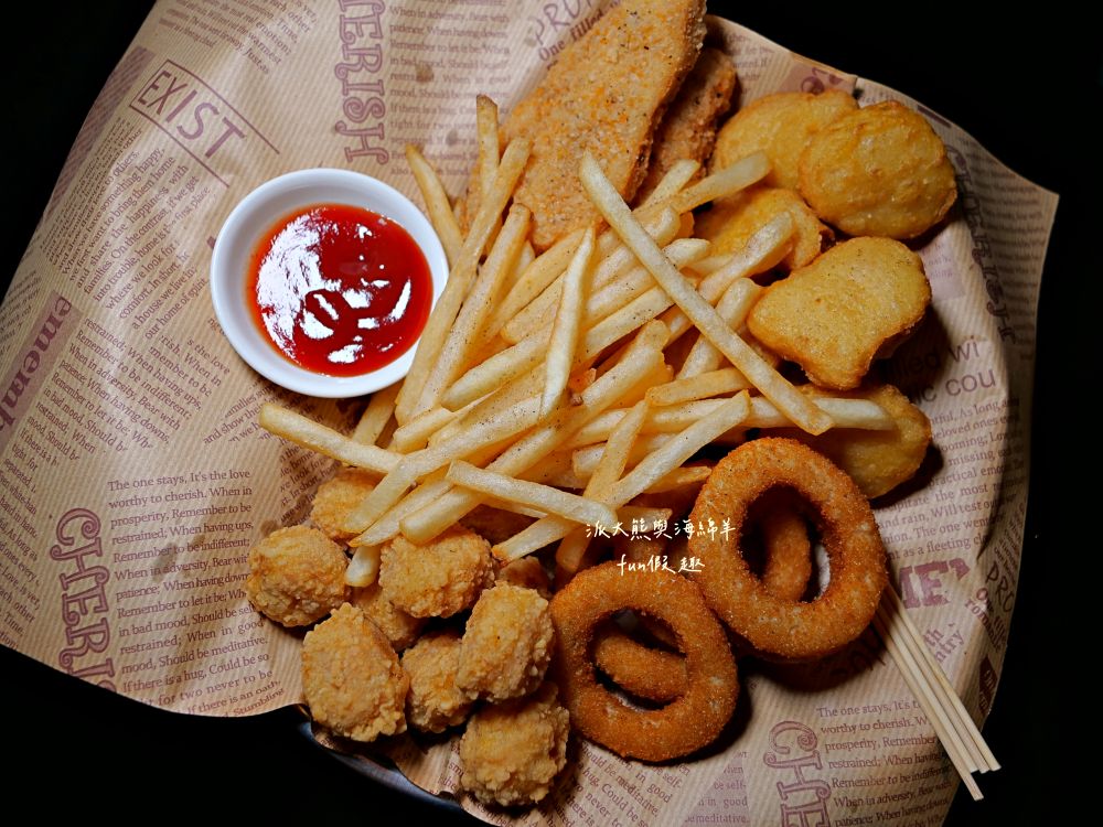 十三樓｜中興新村最美餐酒館，夢幻星空、悠揚駐唱＋調酒與輕食，營造沉浸式浪漫氛圍，展現眷村最Chill夜生活!!!2025新開幕～