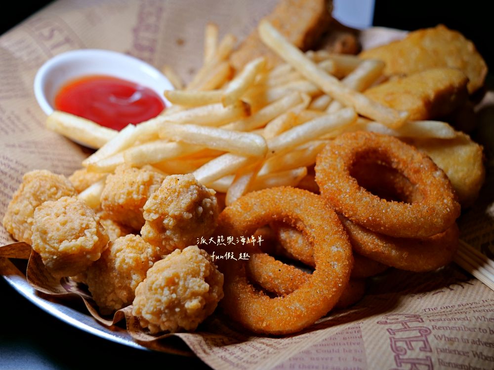 十三樓｜中興新村最美餐酒館，夢幻星空、悠揚駐唱＋調酒與輕食，營造沉浸式浪漫氛圍，展現眷村最Chill夜生活!!!2025新開幕～